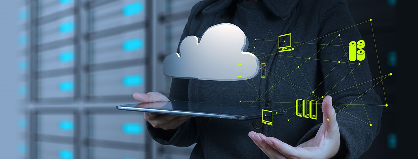 Erfahren Sie hier, was bei der Einführung eines ERP-Systems wichtig ist ERP-Einführung: Mensch mit Tablet in der Cloud